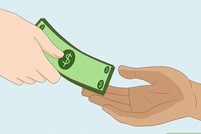 Right Hand Itching: What Does It Mean?