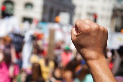 VB Students Squat Before VC's Car, Stop Him from Reaching Office