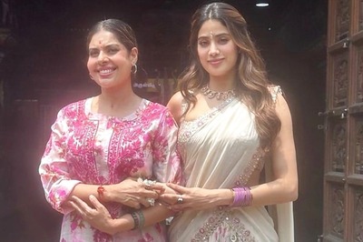 Jahnvi Kapoor Misses Sridevi as She Visits Muppathanam Temple, Offers Prayers for Mr and Mrs Mahi