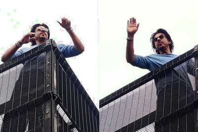 Shah Rukh Khan Celebrates Jawan's Success With Fans At Mannat; Watch Viral Video