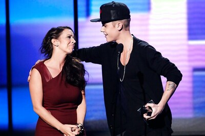Justin Bieber's Mother Breaks Foot During Vacation