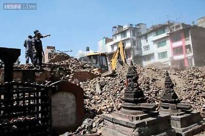 Nepal earthquake-ravaged temple faces threat from looters