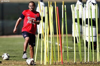 Chile boosted by Suazo recovery progress