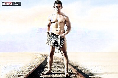 Snapshot: Aamir Khan accepts Hrithik Roshan's 'Bang Bang' challenge; 'puts down' the 'PK' transistor