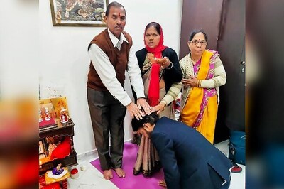 Puncturing Stereotypes: AAP’s Jangpura MLA-elect Praveen Kumar’s Father Still Fixes Flat Tyres in Bhopal