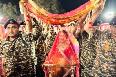 In Emotional Video, CRPF Jawans Hold Phoolon Ki Chaadar For Slain Soldier’s Daughter