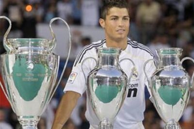 Ronaldo gets spectacular welcome from Real fans