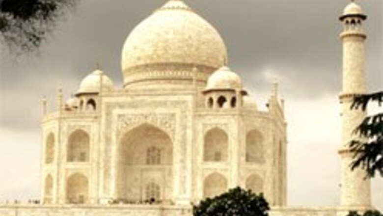Rush hour at Taj as tourists overflow
