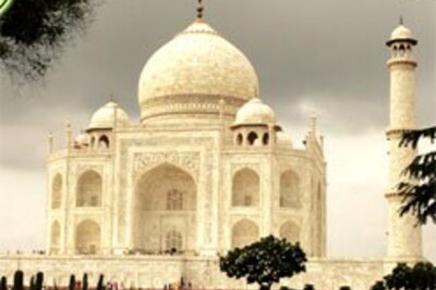 Rush hour at Taj as tourists overflow