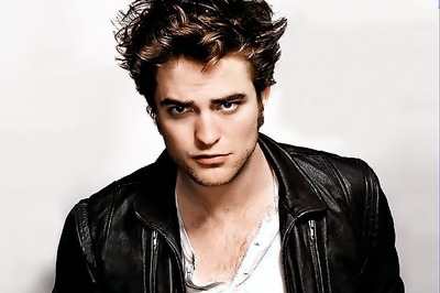 Robert Pattinson puffing electronic cigarettes, again