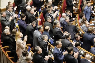 Ukraine PM resigns, government offers concessions