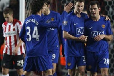 Manchester United coast past Southampton