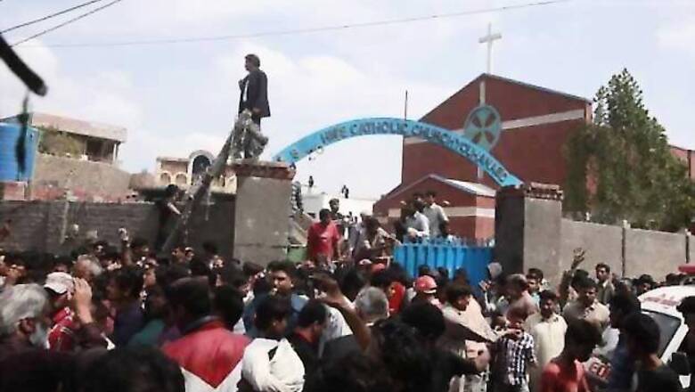 Twin bombings at churches in Pakistan kill 14, wound 78