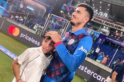 Indian Fan Boy Can't Stop Crying as He Hugs Mujeeb ur Rahman After AFG vs ENG Game in Delhi -  WATCH