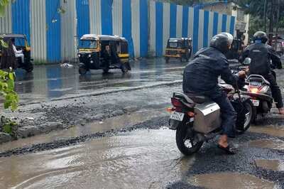 Mumbai: Road Caves-in Near IT Park in Goregaon, Causes Traffic Snarls; BMC to Begin Repair Work | Watch