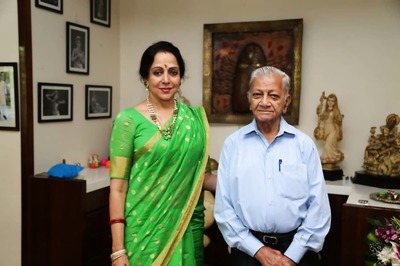 Hema Malini Mourns Demise of Her Secretary Who Succumbed to Coronavirus
