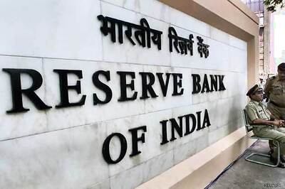 RBI hints at status quo, will focus on stabilising rupee