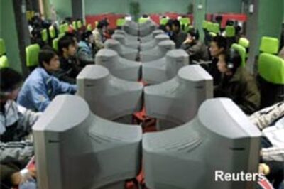 China bans cyber cafes for a year