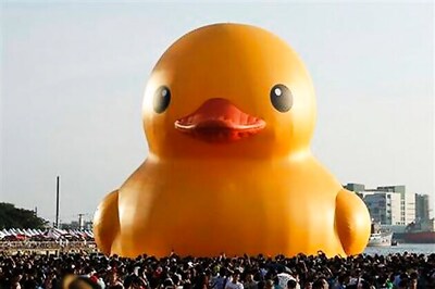 Taiwan: Thousands admire giant rubber duck's 'be happy' peace message