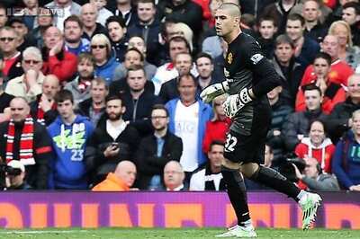 Manchester United midfielder Juan Mata backs goalkeeper Victor Valdes