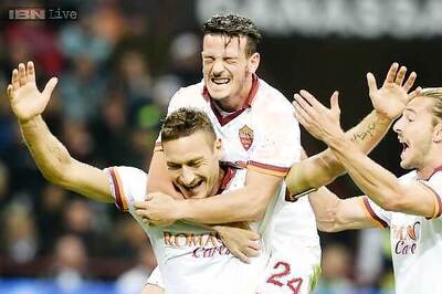 Top spot up for grab in Serie A as Roma host Napoli