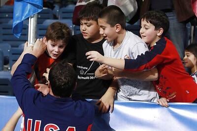 Lochte sets 200m medley world record; gifts medal to fan