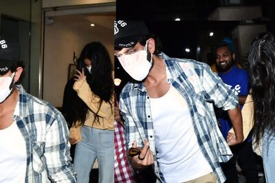 Hrithik Roshan's Rumoured GF Saba Azad Hides Face With Hair As Actor Holds Her Hand in Public; Pics