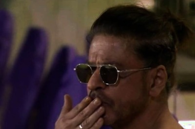 Shah Rukh Khan Turns Cheerleader at KKR vs SRH IPL 2024 Match, Blows Kisses at Fans | Videos