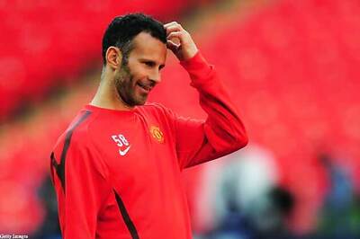 At 39, Giggs signs new Manchester United contract