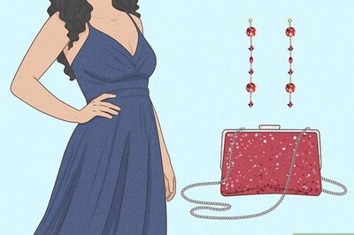 How to Accessorize a Navy Blue Dress for a Wedding