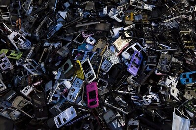 Scientists develop new eco-friendly way to extract gold from e-waste