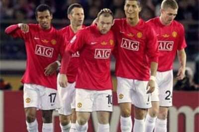 Manchester United beat Chelsea to close in on leaders