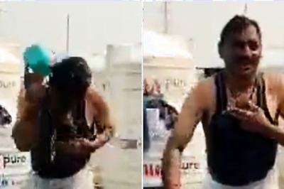 Delhi Jal Board Official Bathes in Yamuna After BJP MP's Outburst Over 'Use of Toxic Chemicals' | WATCH