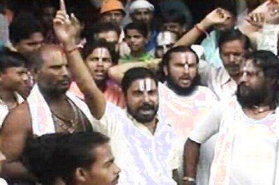 Valentine's Day: Tomatoes thrown on couples by Bajrang Dal, VHP men