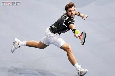 Stanislas Wawrinka, Milos Raonic advance at Paris Masters