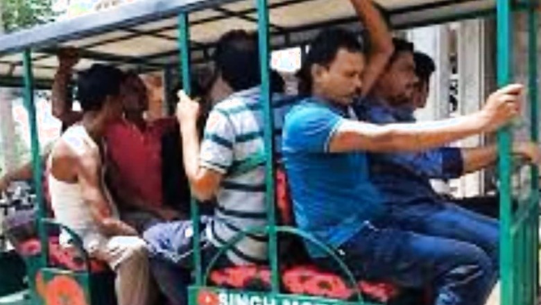 In Bengal’s Bankura, Man Constructs 11-seater E-rickshaw