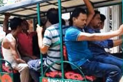 In Bengal’s Bankura, Man Constructs 11-seater E-rickshaw