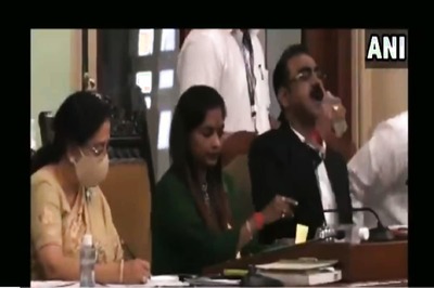 Mumbai Civic Official Mistakenly Drinks Sanitiser Instead of Water While Presenting Budget