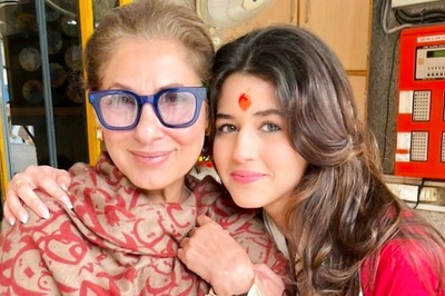 Dimple Kapadia Attends Granddaughter Naomika Saran's Graduation Ceremony; Navya Nanda Is All Hearts