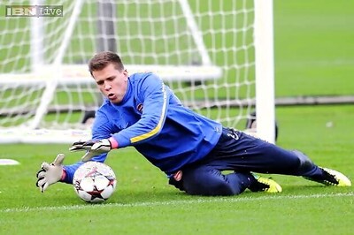 Goalkeeper Wojciech Szczesny commits long-term future to Arsenal