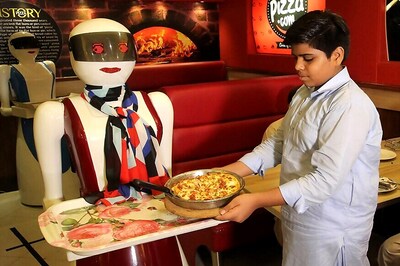 Robot Servers Dish Out Pizza to Happy Customers in Pakistan