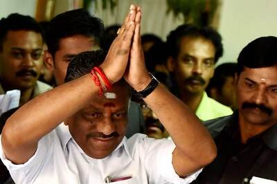 AIADMK Leaders Jump Ship to Panneerselvam Camp As Sasikala Awaits Governor's Invite