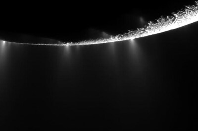 Saturn Moon Enceladus Shows Signs of Complex Organic Molecules