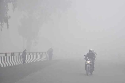 Delhi witnesses moderate foggy conditions