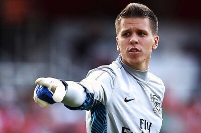 Arsenal reprimand Szczesny for hand gesture