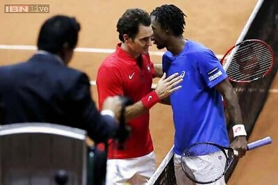 Beaten Roger Federer consoled by shaking 'ghost' off his back