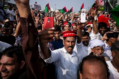 Bane of Pakistani Politicians: Young Voters With Smartphones