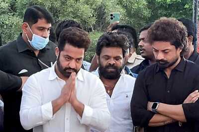 Jr NTR Remembers NTR on His 101 Birth Anniversary, Sits on the Ground at NTR Ghat; Video Goes Viral