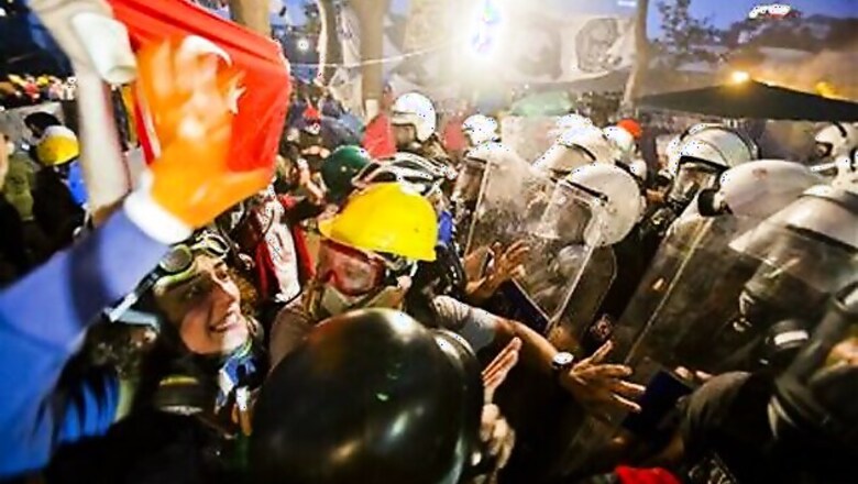 Riot police end Istanbul park protest
