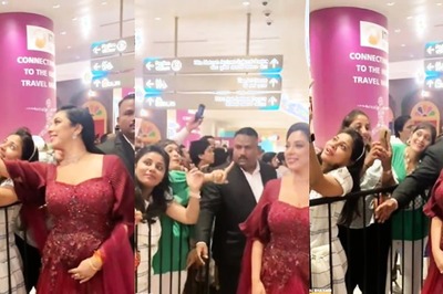 Rupali Ganguly Helps Fan In Taking Selfie With Her; Netizens Call Her 'Har Ghar Ki Anupama'; Watch